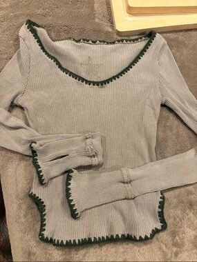 Ribbed Long-Sleeve Scoop Neck Top with Contrast Trim - Light Gray